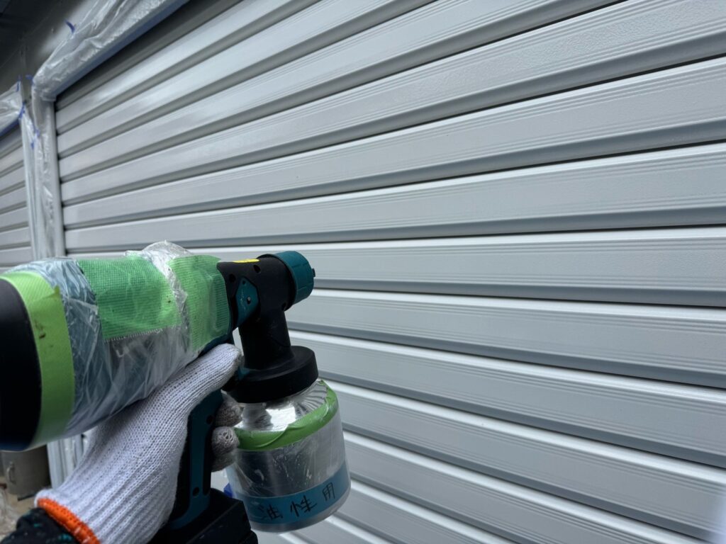 シャッター上塗り<br />
（計3回塗り、完了）